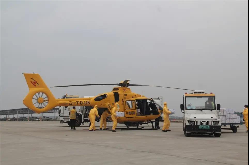 中国emc易倍航空救援飞行队正在转运物资